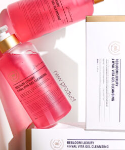Rebloom Luxury 4 Hyal Vita Gel Cleansing (500ml) Rebloom is a premium aesthetic brand currently used in over 3,000 aesthetic clinics outside of Korea. The brand has been proven effective in skin regeneration, hydration, and soothing. Its products are used in aesthetic centers and dermatological research labs, and have been developed in collaboration with industry professionals and experts. Rebloom Luxury 4 Hyal Vita Gel Cleansing (500ml) A gel cleanser that hydrates the skin with highly concentrated vitamin B12 and four types of hyaluronic acid complexes. Its dense foam effectively removes impurities, leaving the skin clean and refreshed. Ingredients: Purified Water, Glycerin, Maltodextrin, Coco-Glucoside, Methylpropanediol, Butylene Glycol, Acrylates/C10-30 Alkyl Acrylate Crosspolymer, Sodium Cocoyl Alaninate, Cocobetain, Tromethamine, Caprylyl Glycol, Ethylhexylglycerin, Sodium Citrate, Fragrance, Sodium Chloride, Cacao Peel Extract, Citrus Seed Extract, 1,2-Hexanediol, Stearic Acid, Disodium EDTA, Portulaca Oleracea Extract, Aloe Barbadensis Leaf Extract, Cyanocobalamin (40,000 ppm), Sodium Hyaluronate (10 ppm), Hydrolyzed Sodium Hyaluronate (1 ppm), Hydroxypropyltrimonium Hyaluronate (1 ppm), Sodium Acetylated Hyaluronate (0.1 ppm)